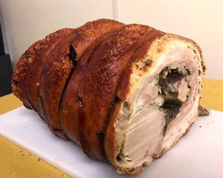 Ich liebe die Cariani Porchetta mit ihrer knusprigen Haut und ihrem würzigen und schmackhaften Fleisch