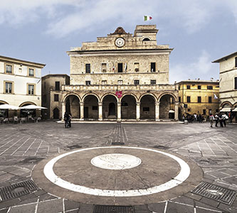 Cariani - Umbria, la piazza di Montefalco famosa per la porchetta e il vino Sagrantino
