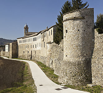Cariani - Umbria, le mura medievali di Bevagna dove mangiare il miglior panino con la porchetta